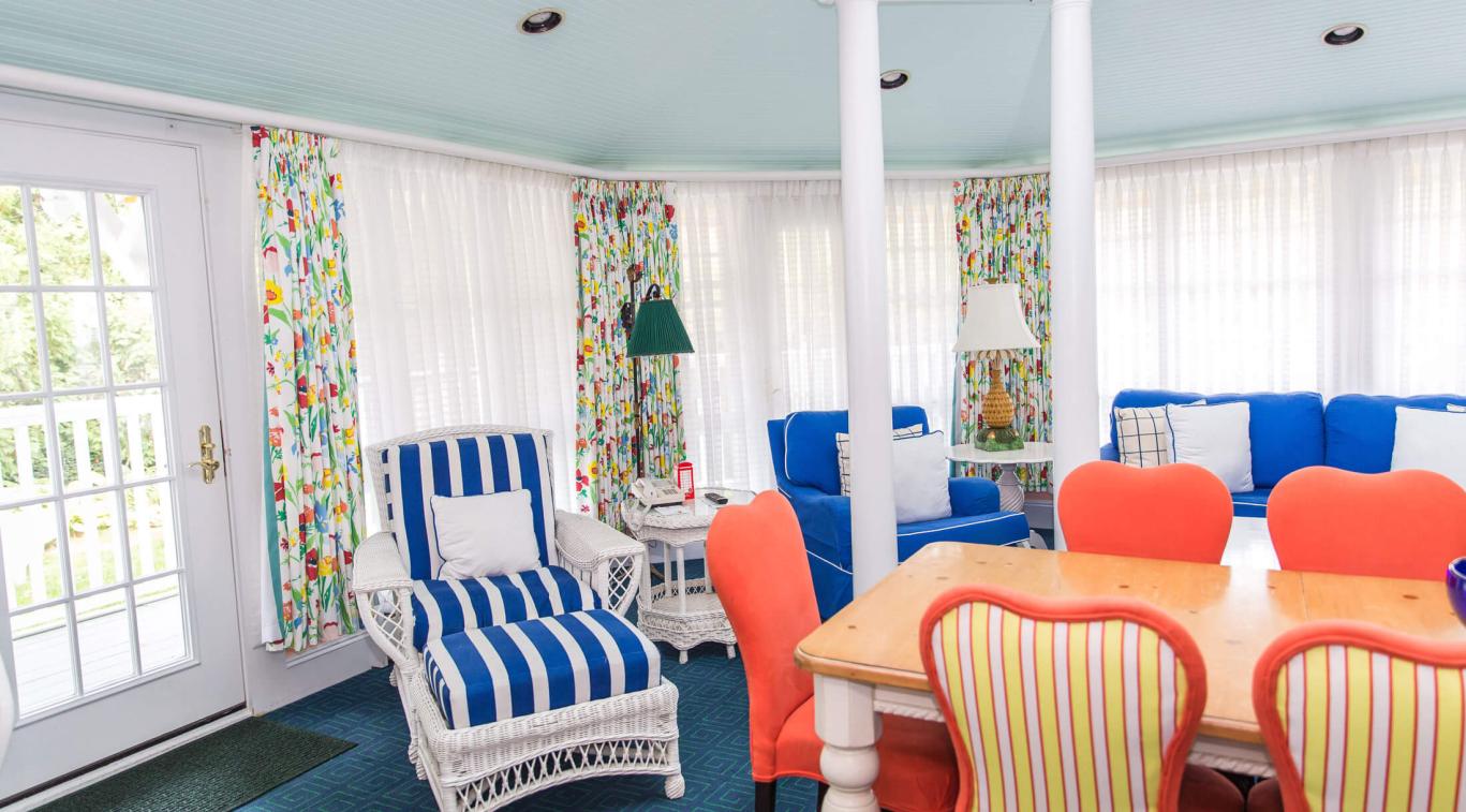 A sitting area next to the dining table in Masco Cottage