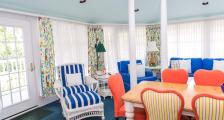 A sitting area next to the dining table in Masco Cottage