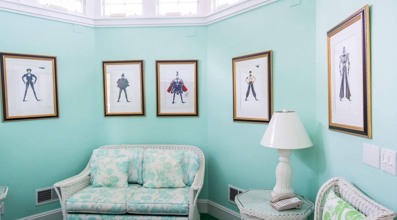 A sitting room with artwork on the wall in Masco Cottage