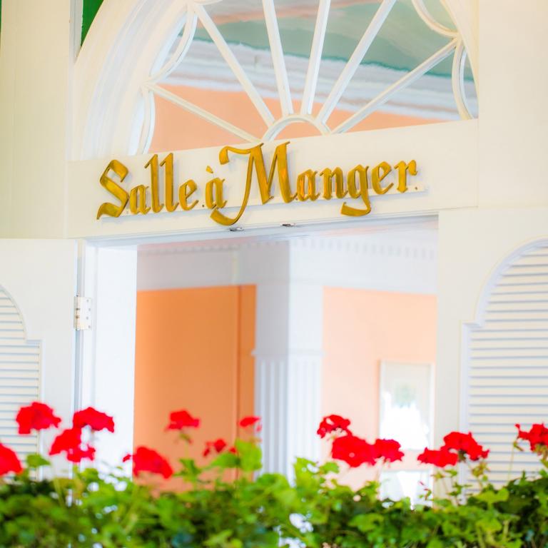 A sign in the main dining room reading Salle A Manger
