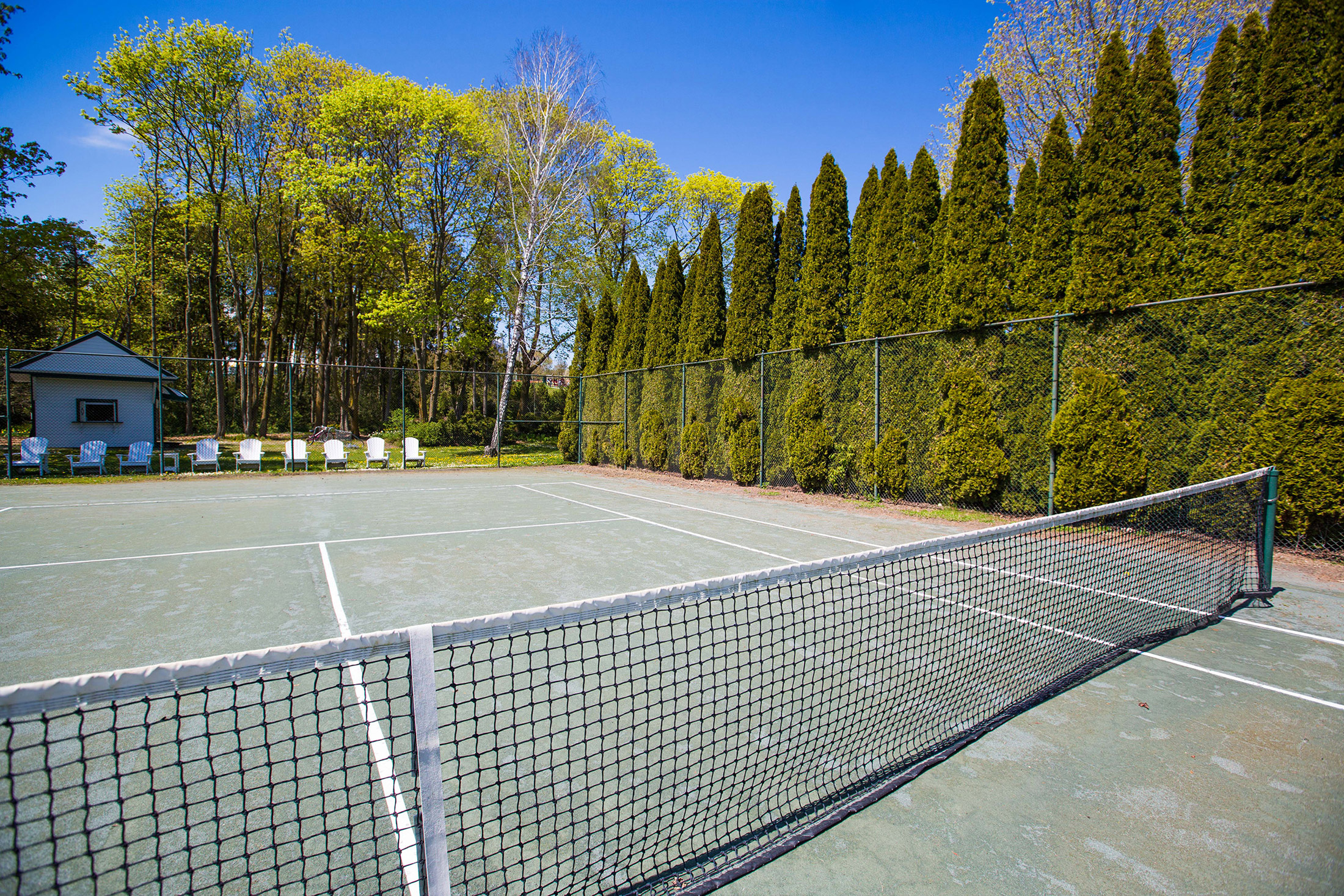 An empty tennis court